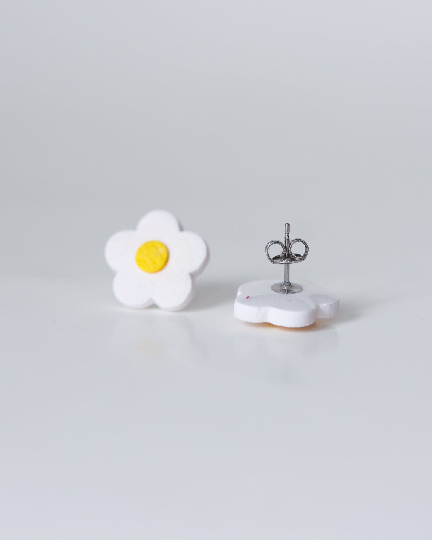 Daisy flower studs - Handmade jewelry
