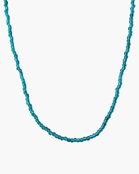 Collier de perles bleu marine