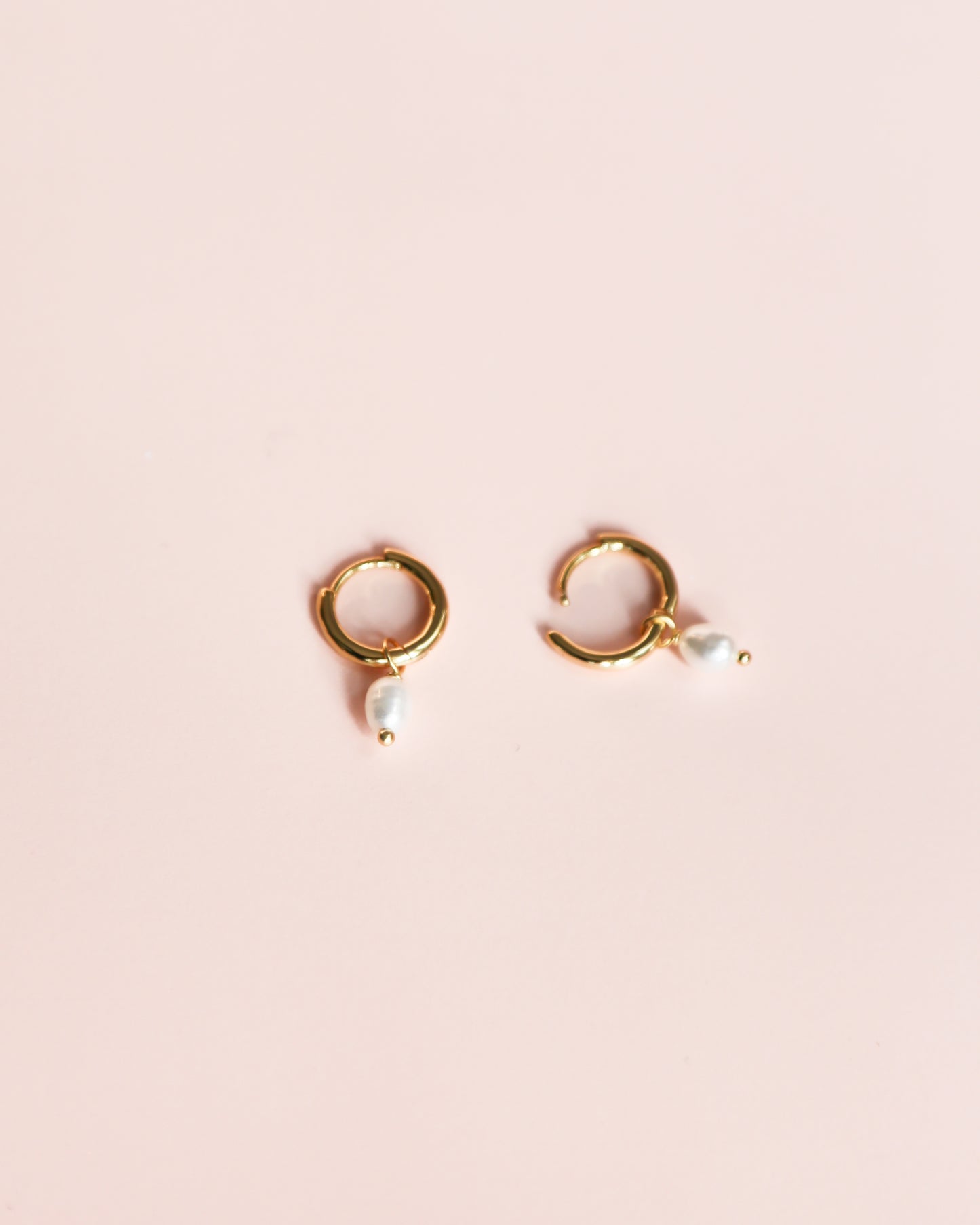 Gold hoops earrings with freshwater pearls Ollijewelry