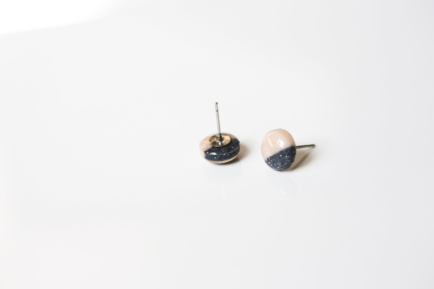 Champagne and granite stud earrings - Ollijewelry