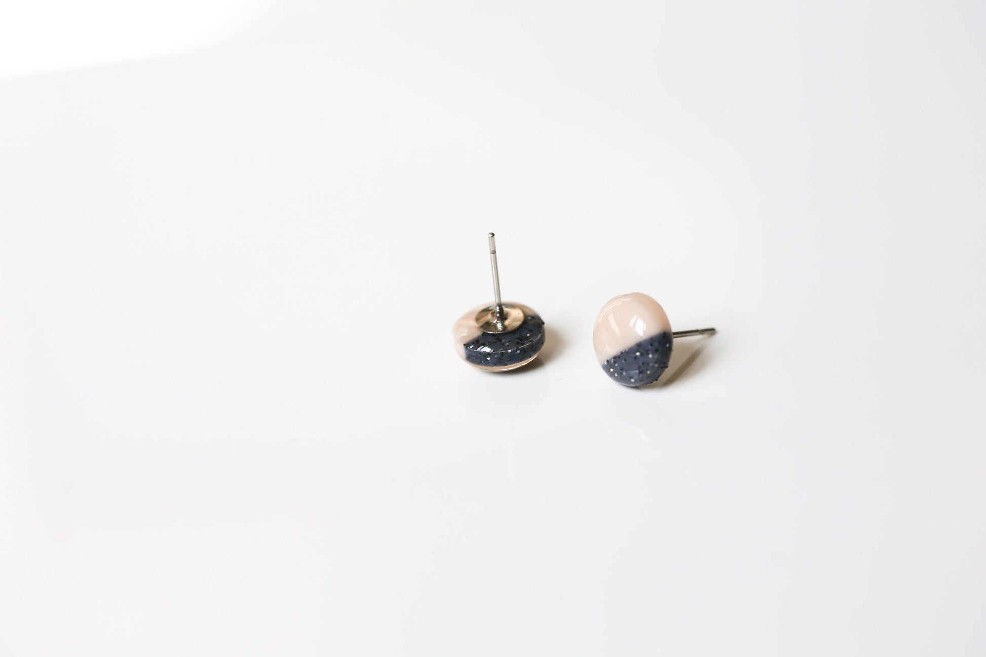 Champagne and granite stud earrings - Ollijewelry