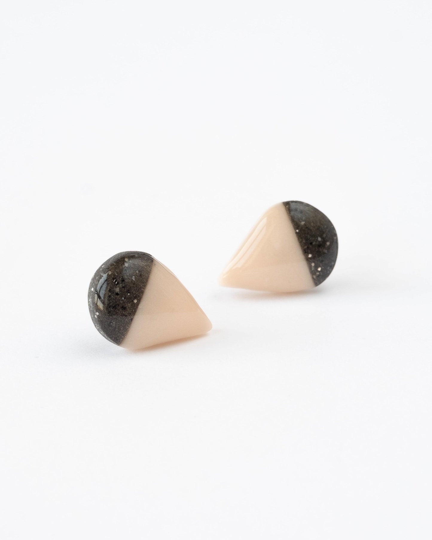Teardrop champagne and granite stud earrings - Ollijewelry