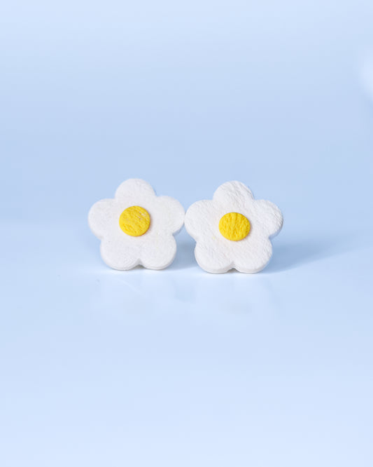 Daisy flower studs - Handmade jewelry