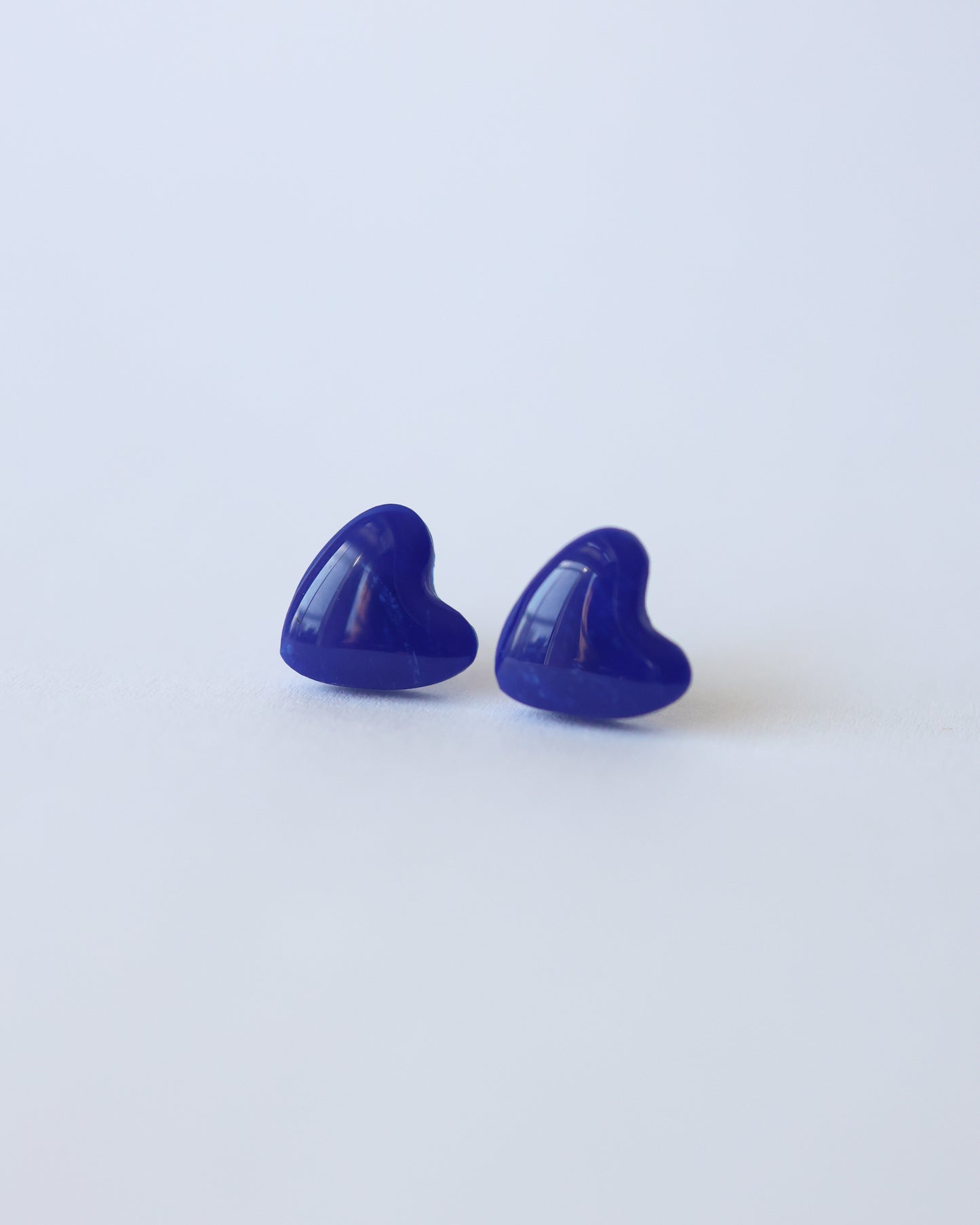 Boucles d'oreilles puces en forme de cœur à paillettes rouges