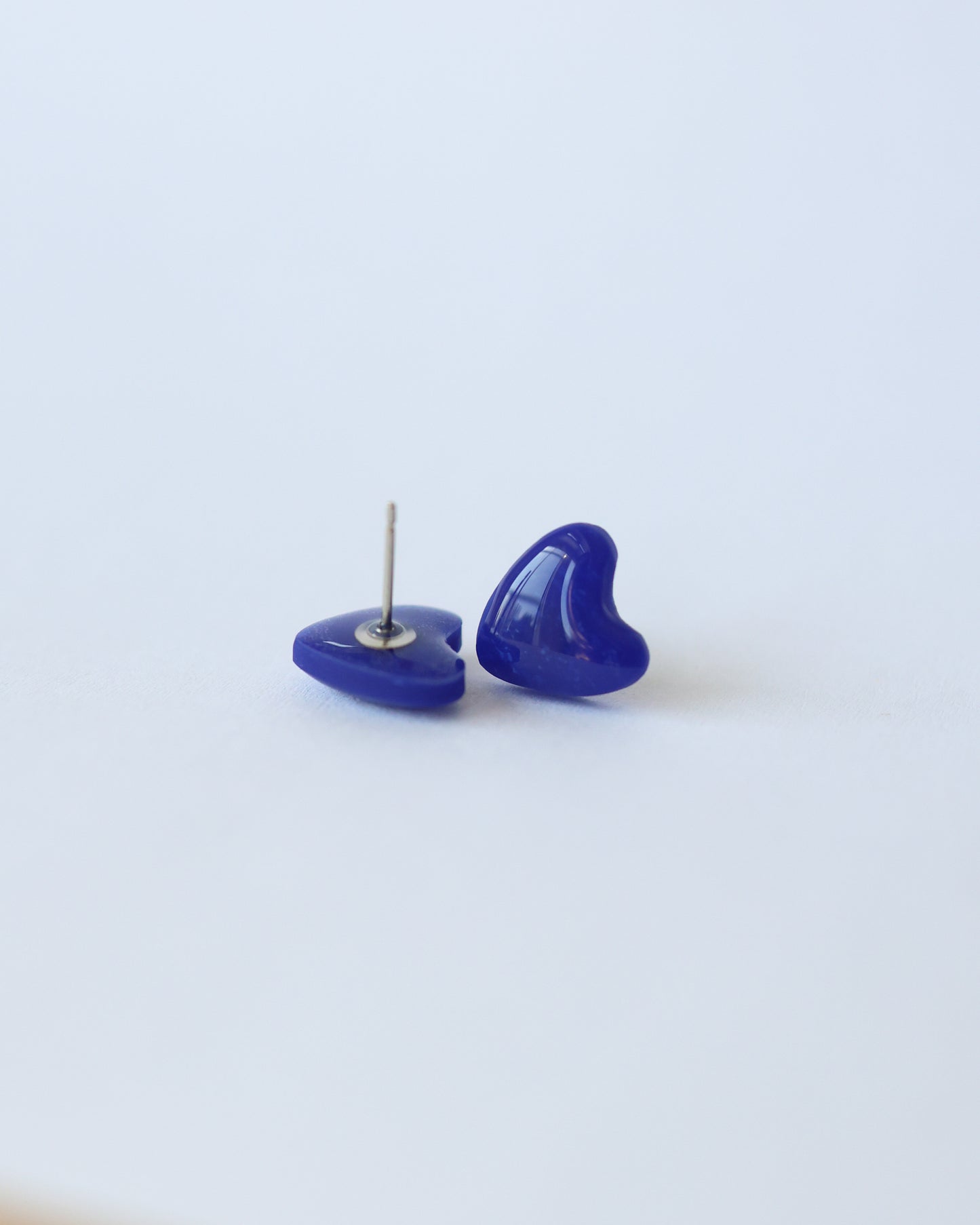 Boucles d'oreilles puces en forme de cœur à paillettes rouges