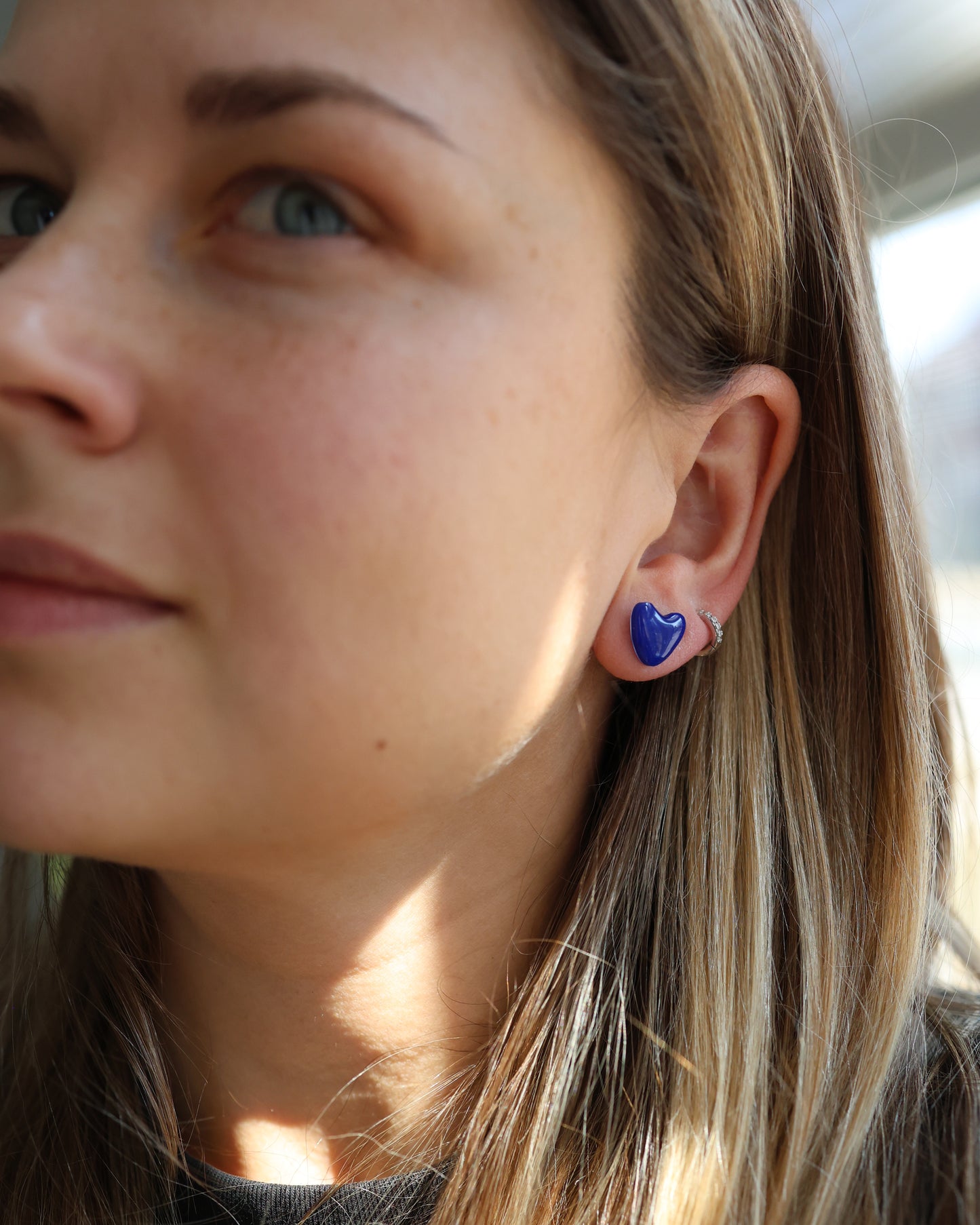 Boucles d'oreilles puces en forme de cœur à paillettes rouges