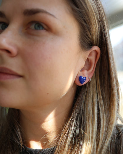 Boucles d'oreilles puces en forme de cœur à paillettes rouges