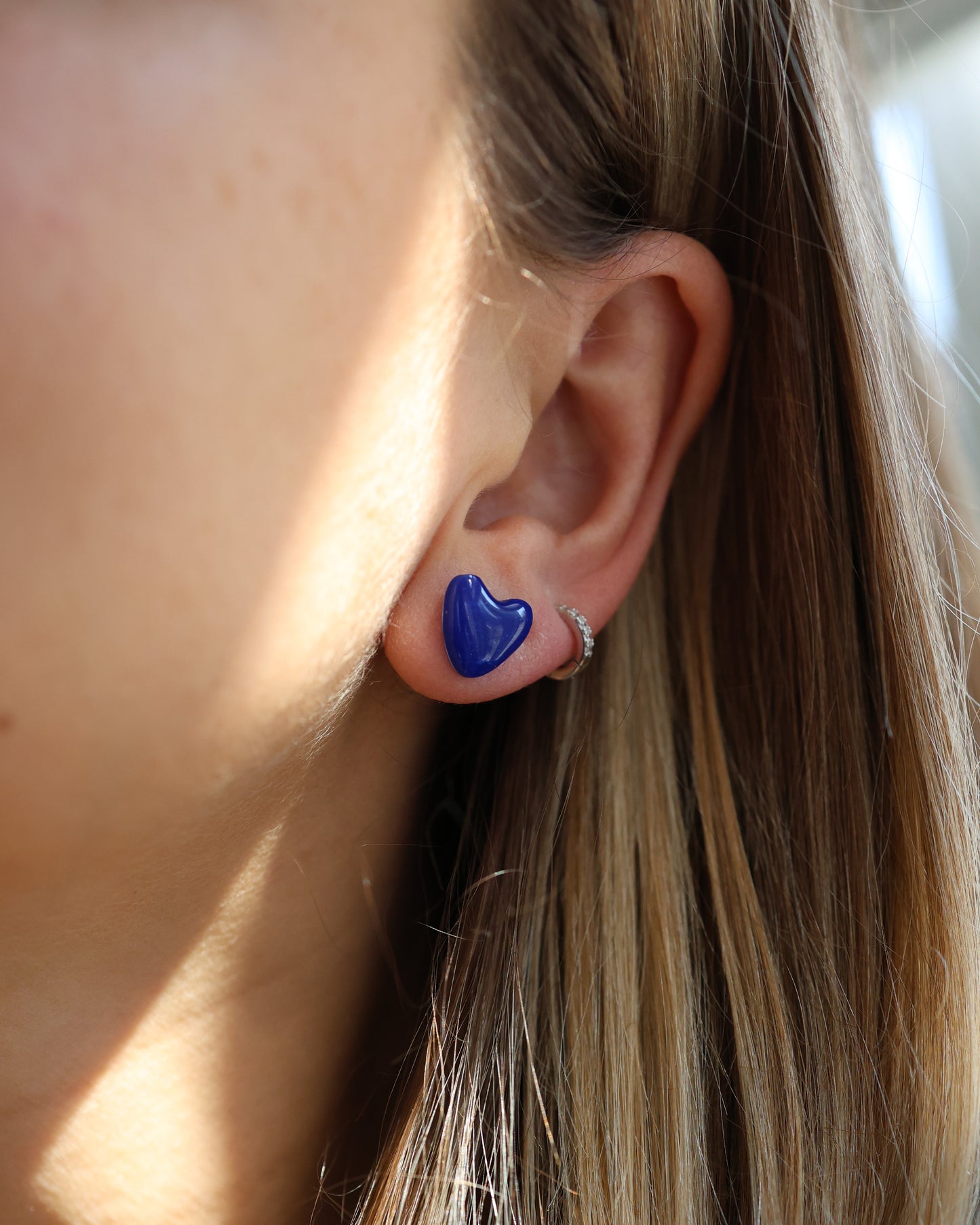Boucles d'oreilles puces en forme de cœur à paillettes rouges