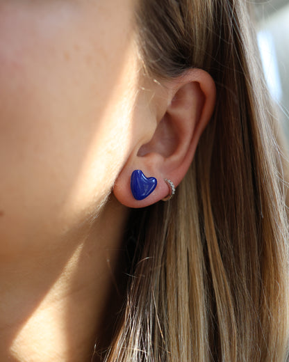 Boucles d'oreilles puces en forme de cœur à paillettes rouges