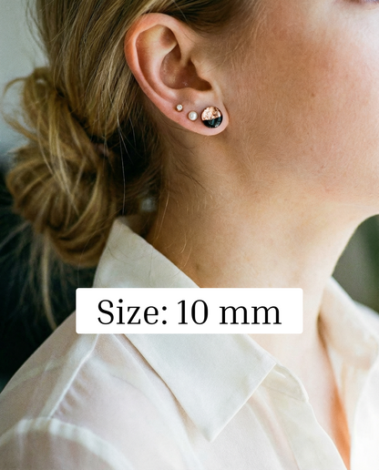 Boucles d'oreilles clous artisanales noires et or rose