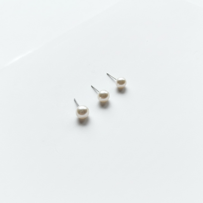 Boucles d'oreilles clous en véritables perles avec tiges en argent