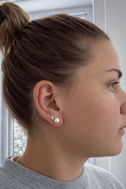 Boucles d'oreilles clous en véritables perles avec tiges en argent