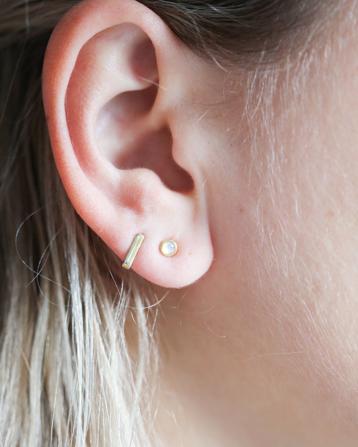 Gold minimalist stud earrings with mother of pearls