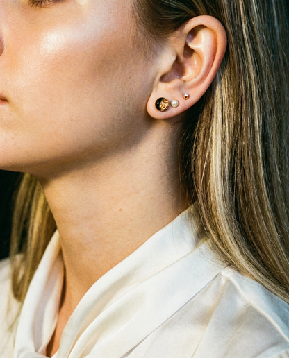 Boucles d'oreilles clous artisanales noires et or rose