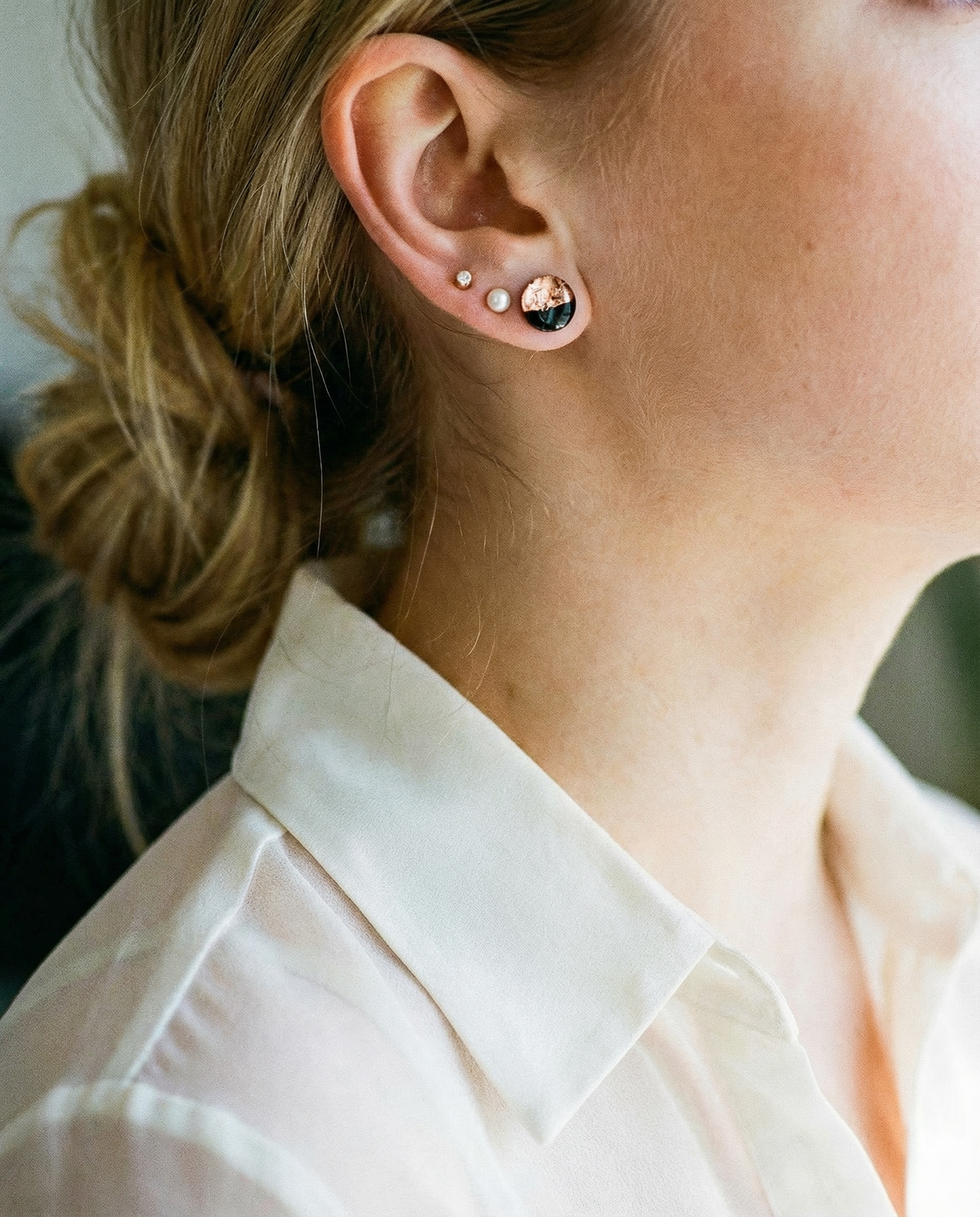 Boucles d'oreilles clous artisanales noires et or rose