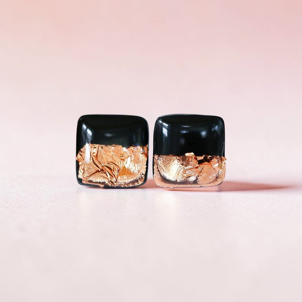 Boucles d'oreilles clous carrées noires