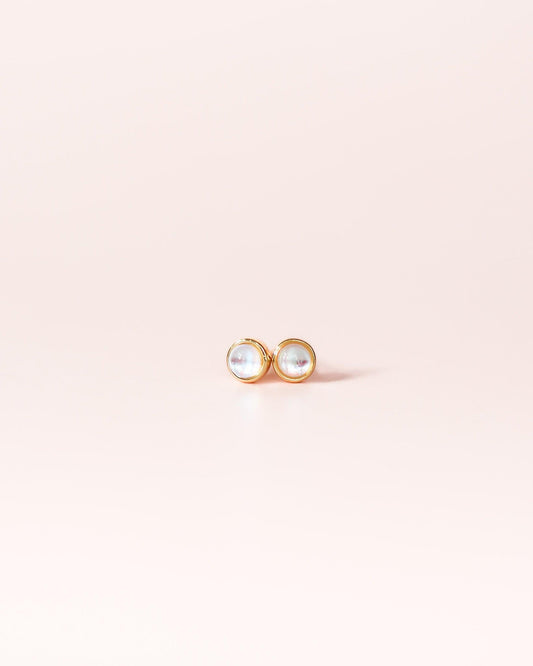 Gold minimalist stud earrings with mother of pearls - Ollijewelry