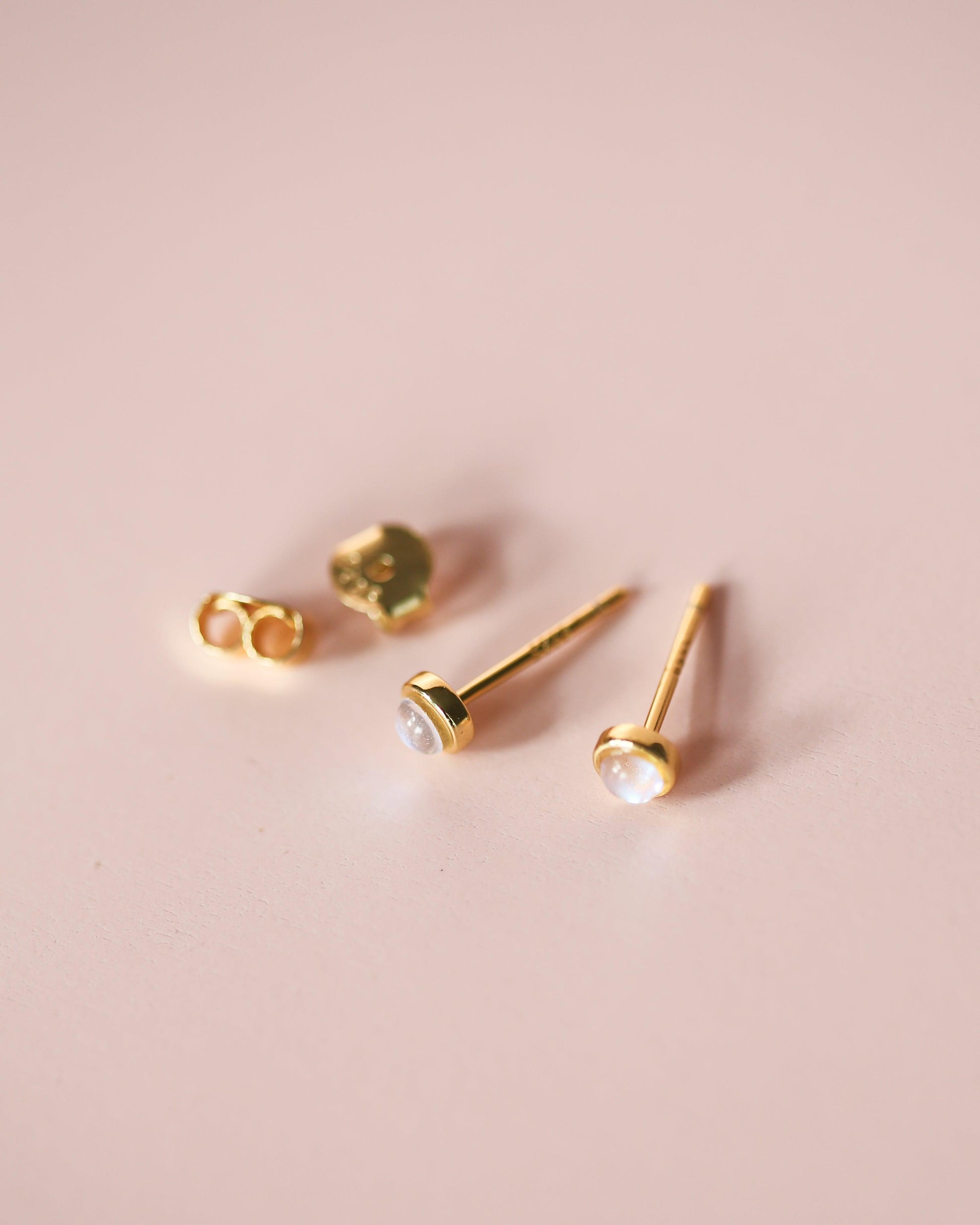 Gold minimalist stud earrings with mother of pearls - Ollijewelry