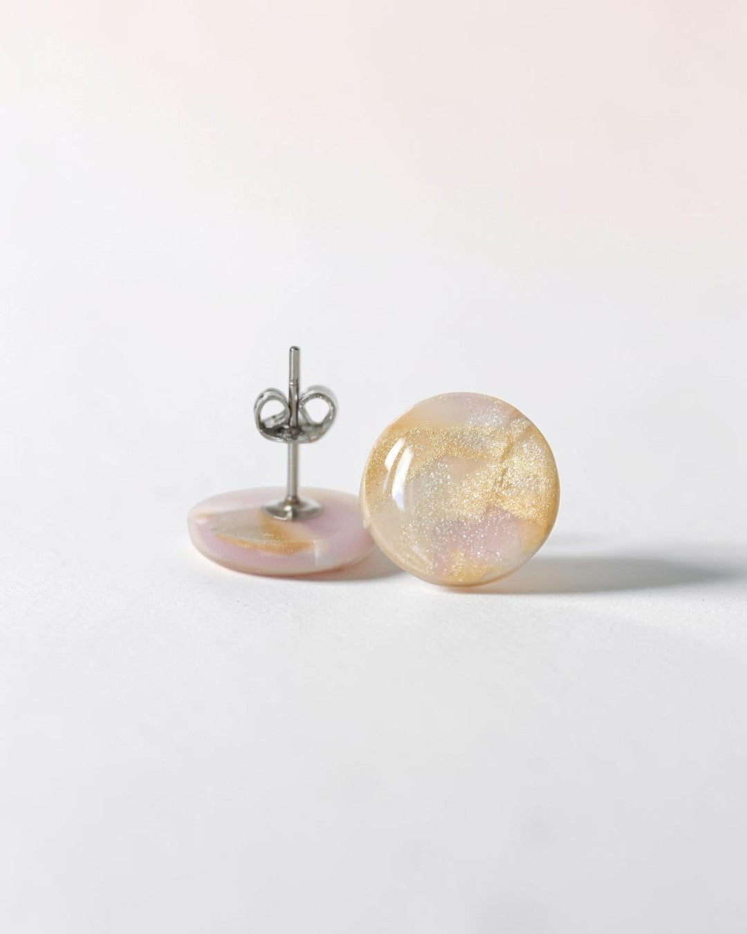 Boucles d'oreilles clous en perles délicates