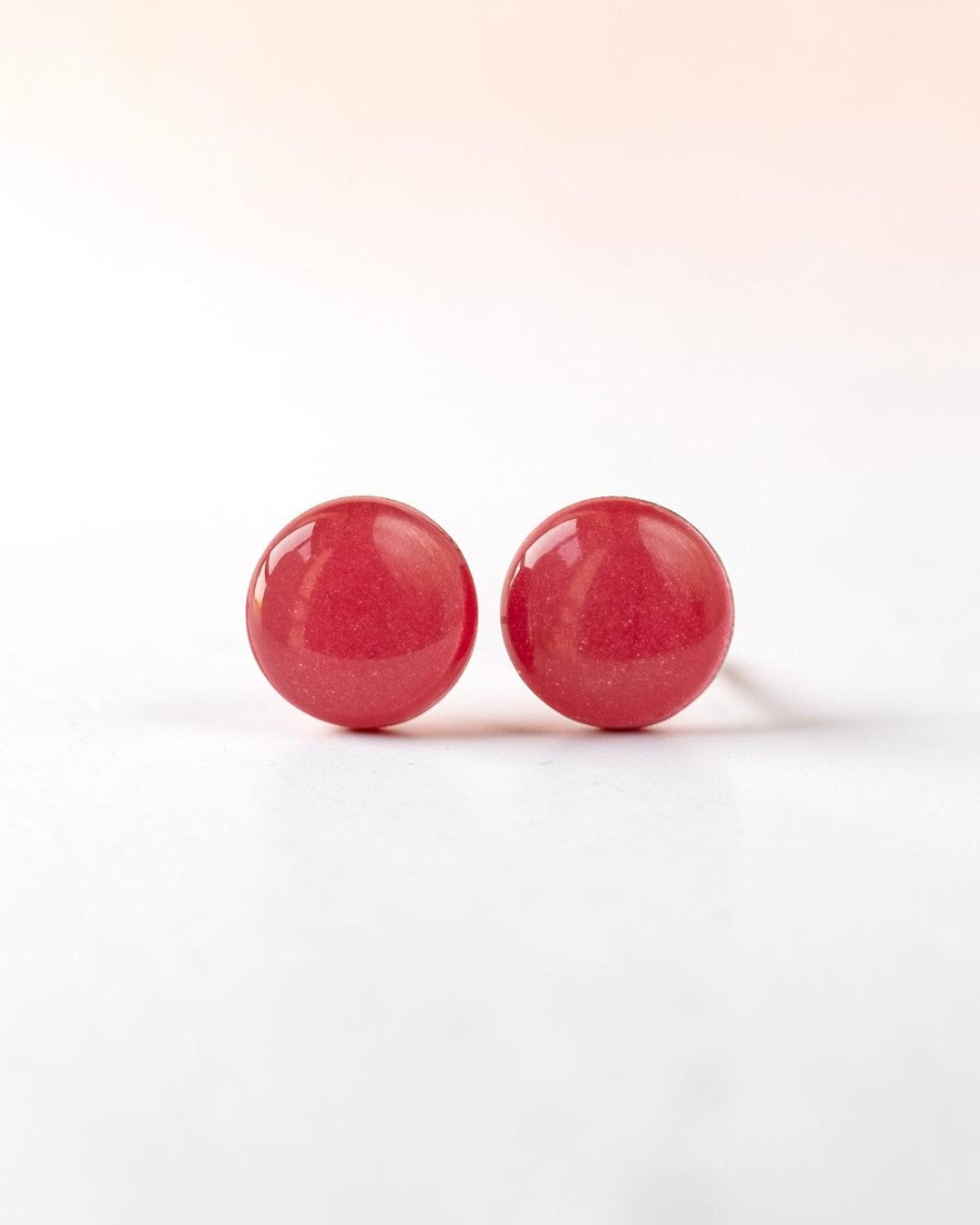 Boucles d'oreilles clous rouges mignonnes en acier chirurgical
