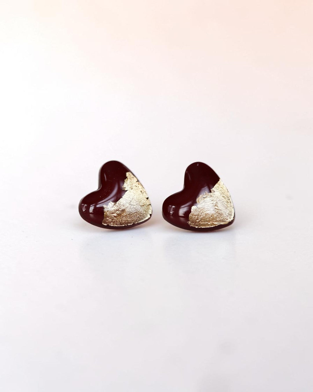 Boucles d'oreilles clous en forme de cœur bordeaux