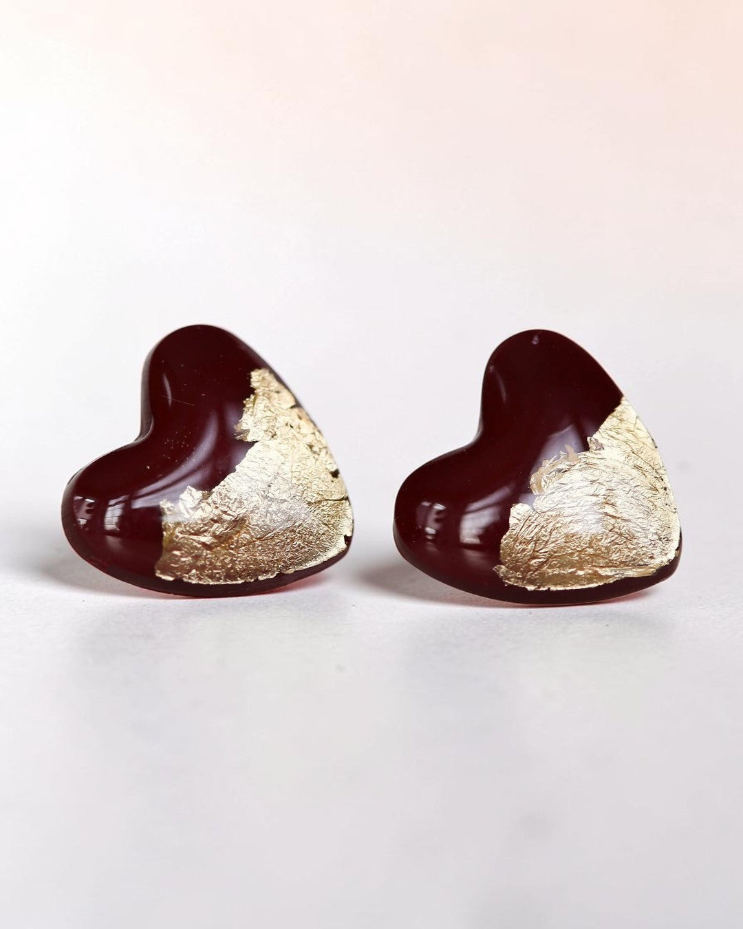 Boucles d'oreilles clous en forme de cœur bordeaux