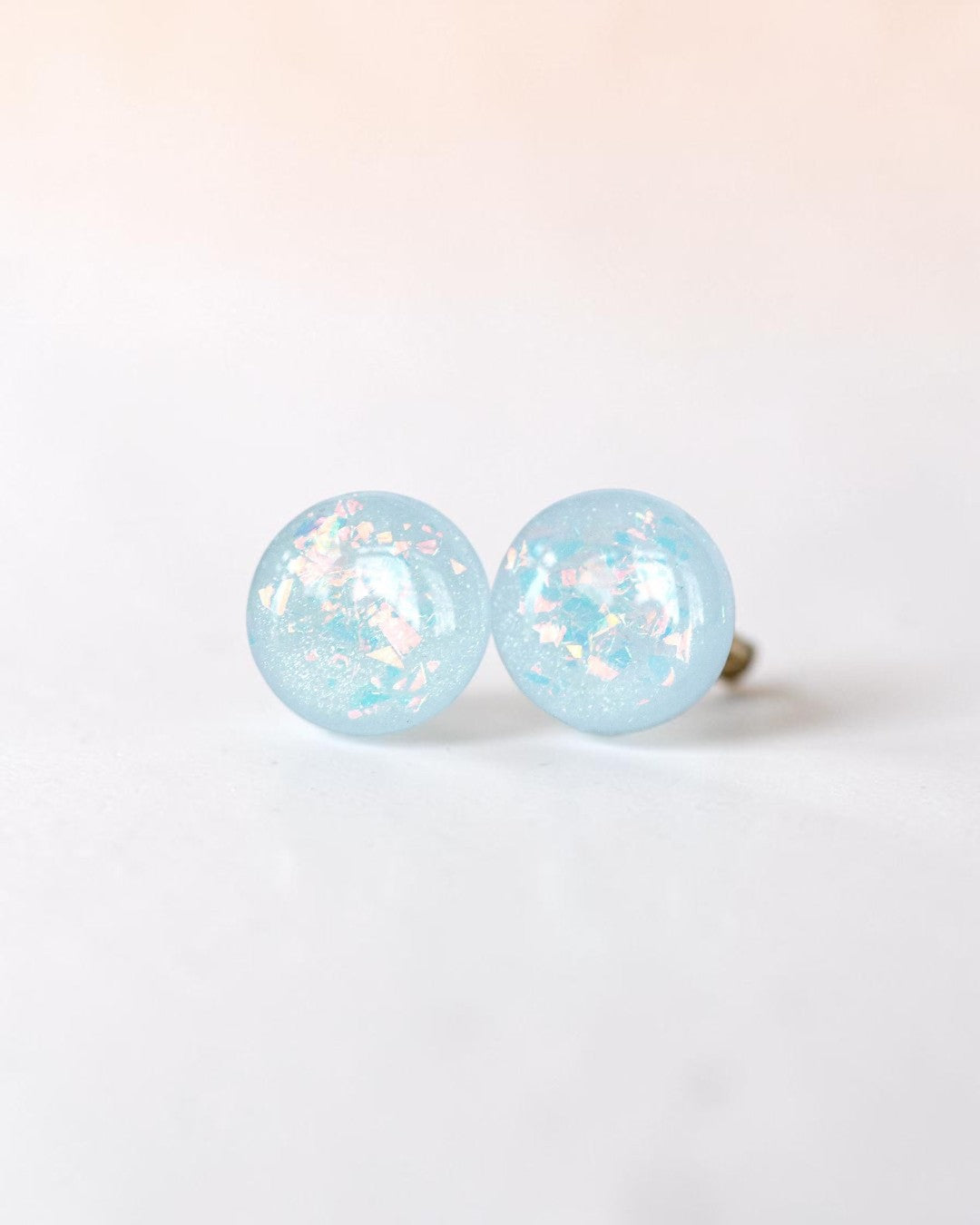 Boucles d'oreilles clous bleu ciel scintillantes avec tiges en acier chirurgical