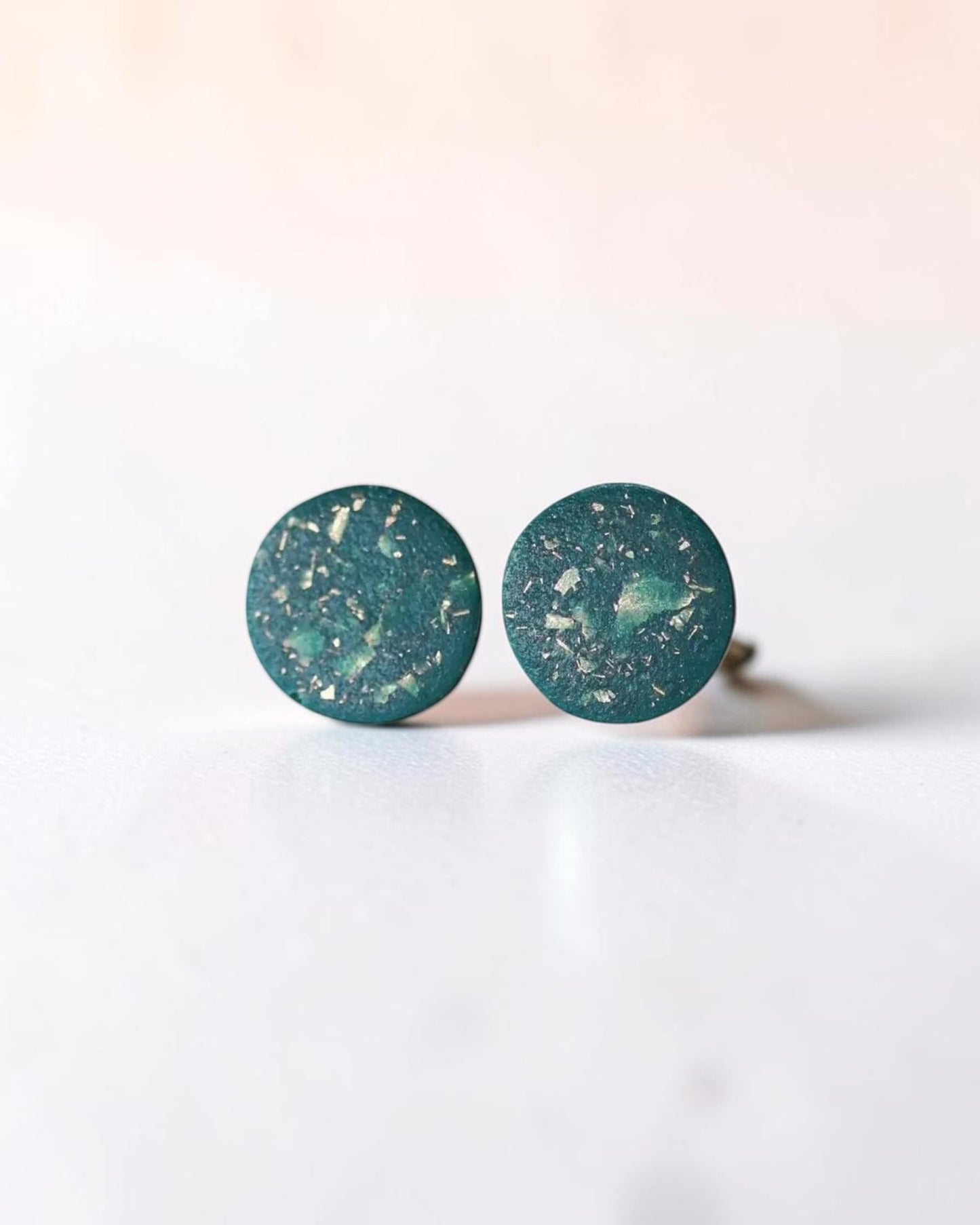Boucles d'oreilles clous minuscules émeraude mate de 8mm