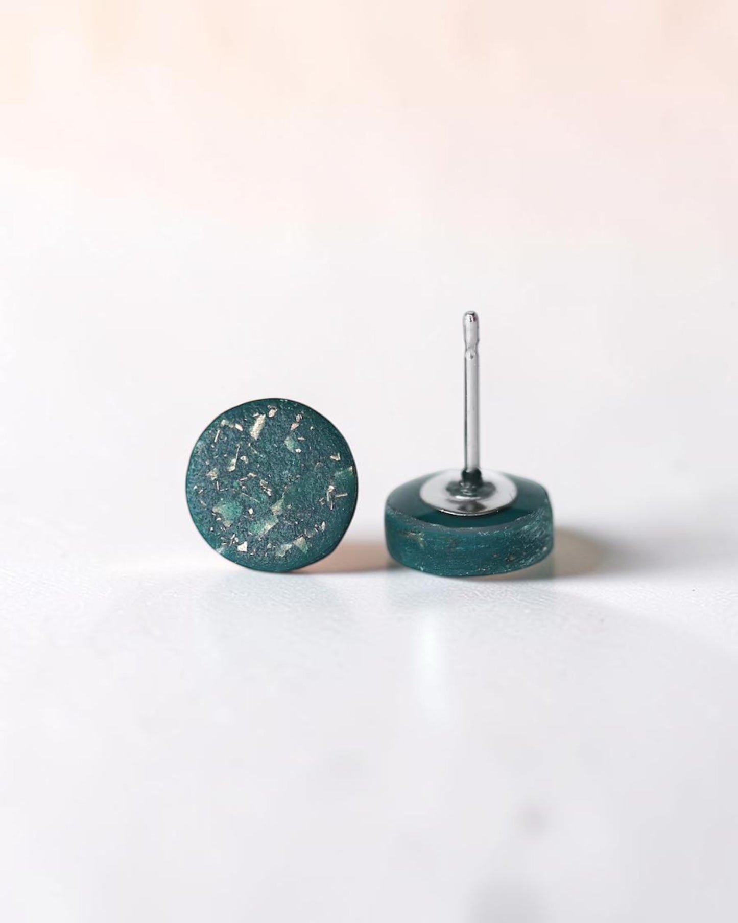 Boucles d'oreilles clous minuscules émeraude mate de 8mm