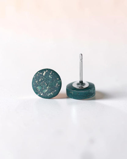 Boucles d'oreilles clous minuscules émeraude mate de 8mm