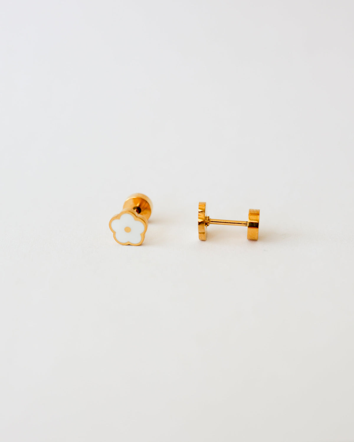 Ollijewelry white flower flat back earrings made of gold-tone surgical steel with a secure screw closure.