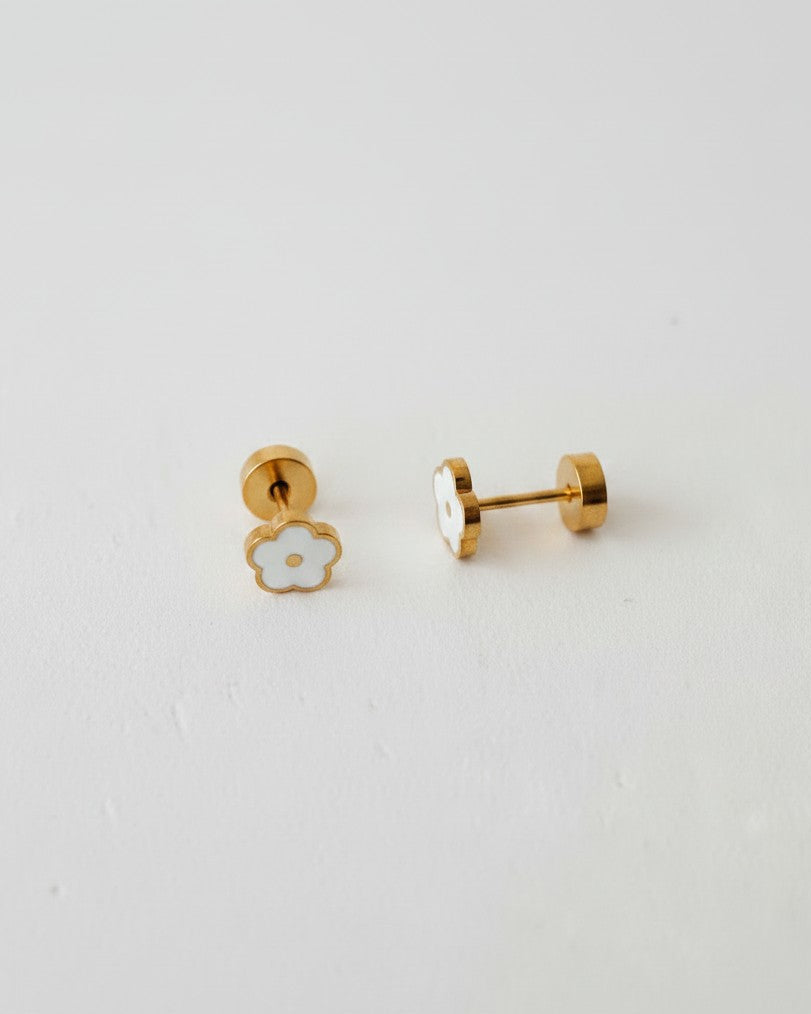 Ollijewelry white flower flat back stud earrings made of gold-tone surgical steel for sensitive ears.