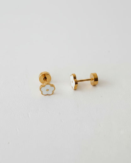Ollijewelry white flower flat back stud earrings made of gold-tone surgical steel for sensitive ears.