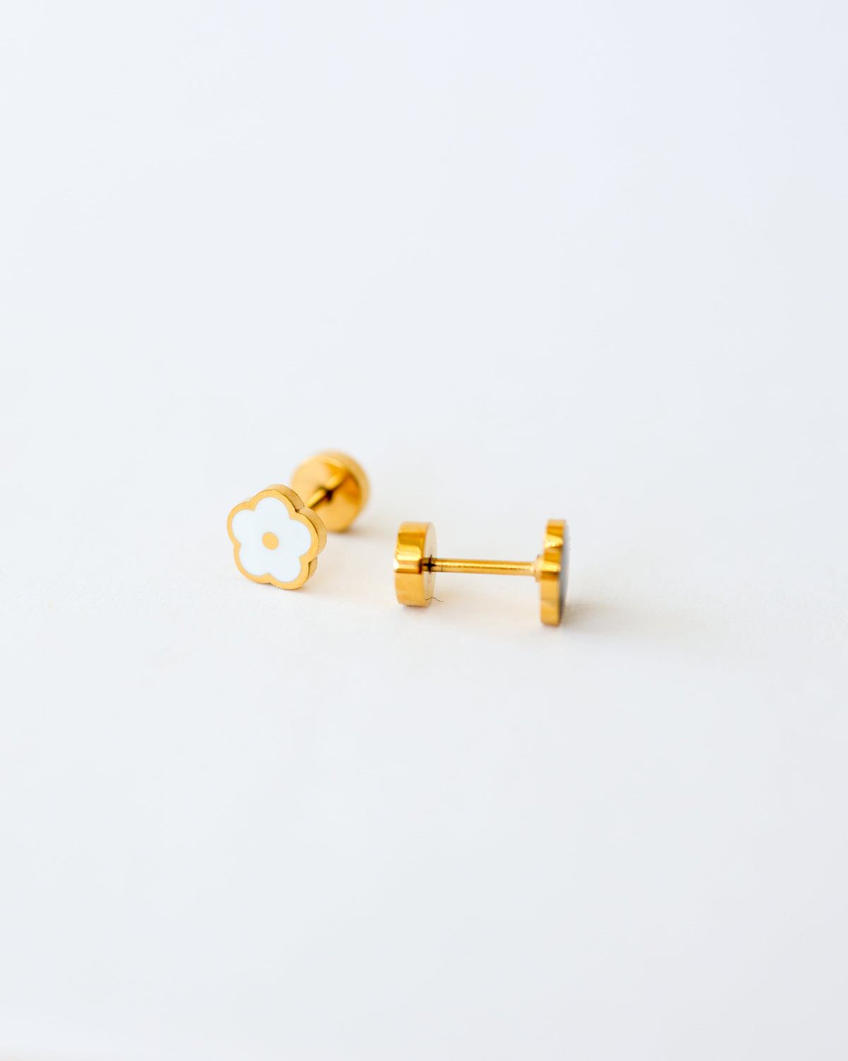 Ollijewelry white flower flat back stud earrings made of gold-tone surgical steel for sensitive ears.