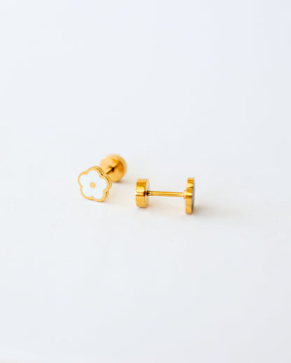 Ollijewelry white flower flat back stud earrings made of gold-tone surgical steel for sensitive ears.