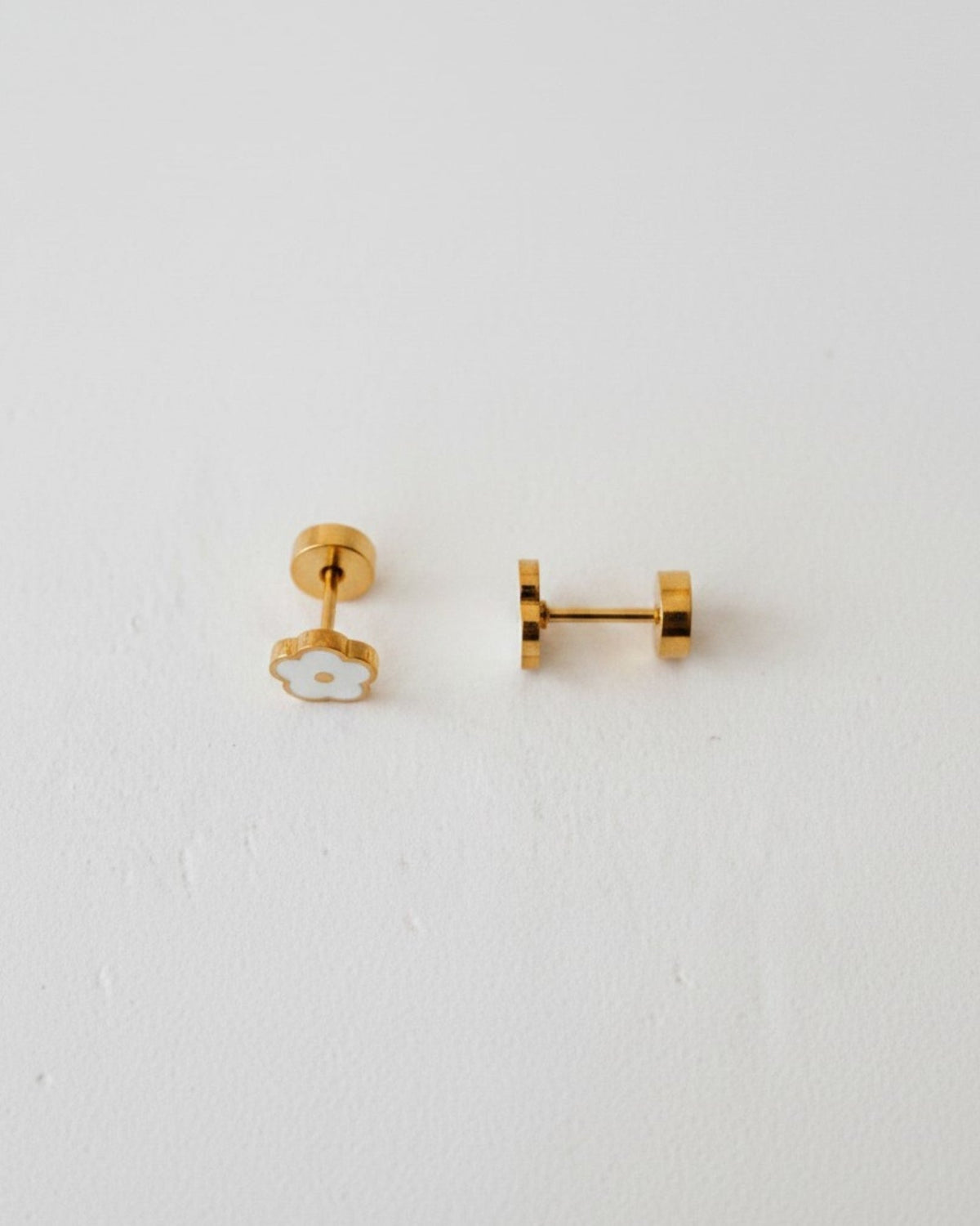 Ollijewelry white flower flat back stud earrings made of gold-tone surgical steel with a secure screw back closure.