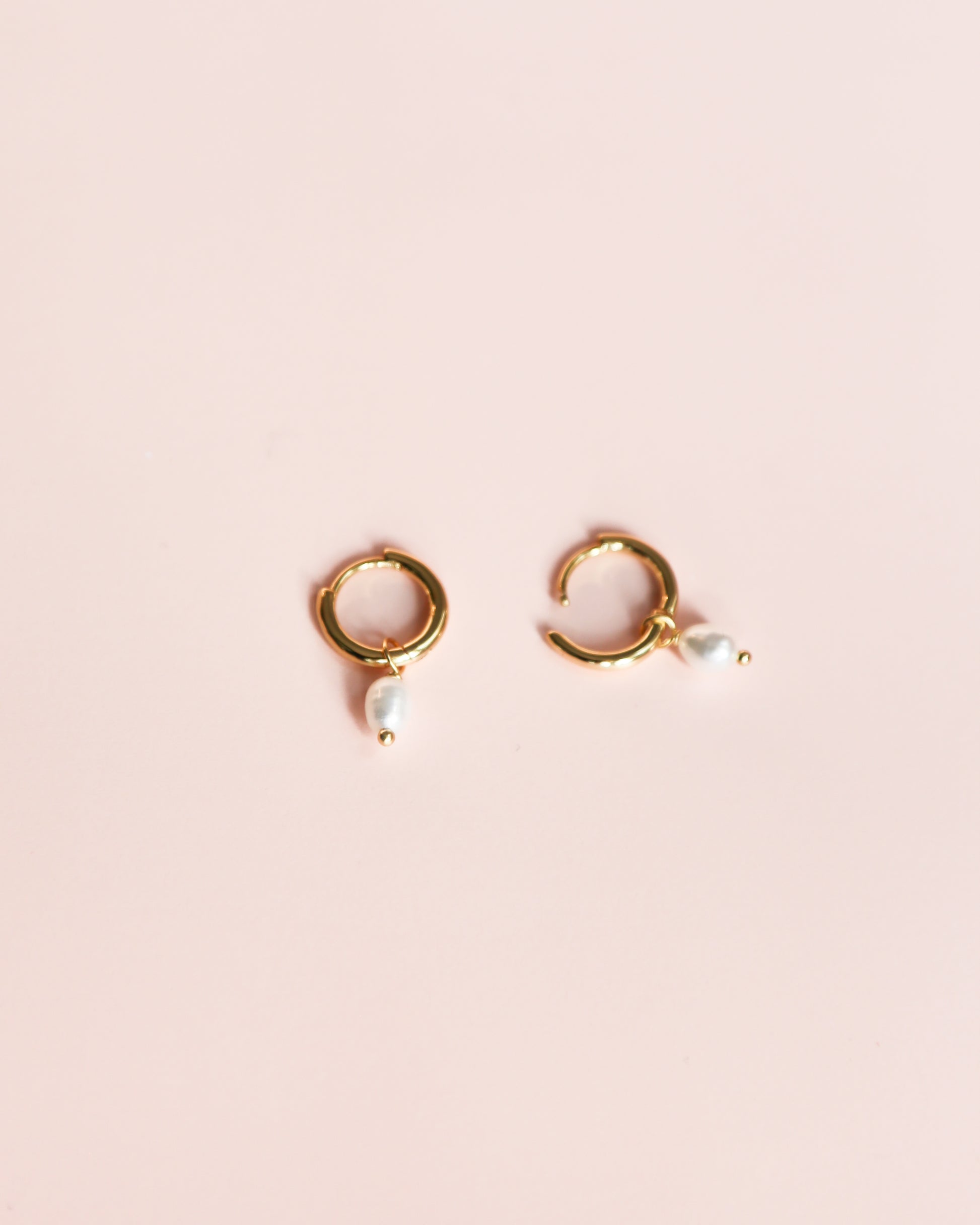 Gold hoops earrings with freshwater pearls Ollijewelry