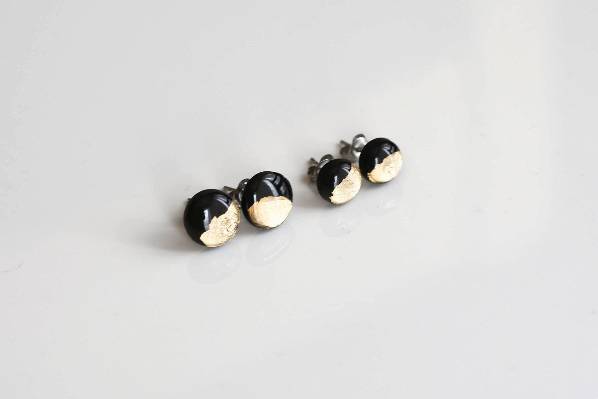 Black and gold stud earrings - Ollijewelry