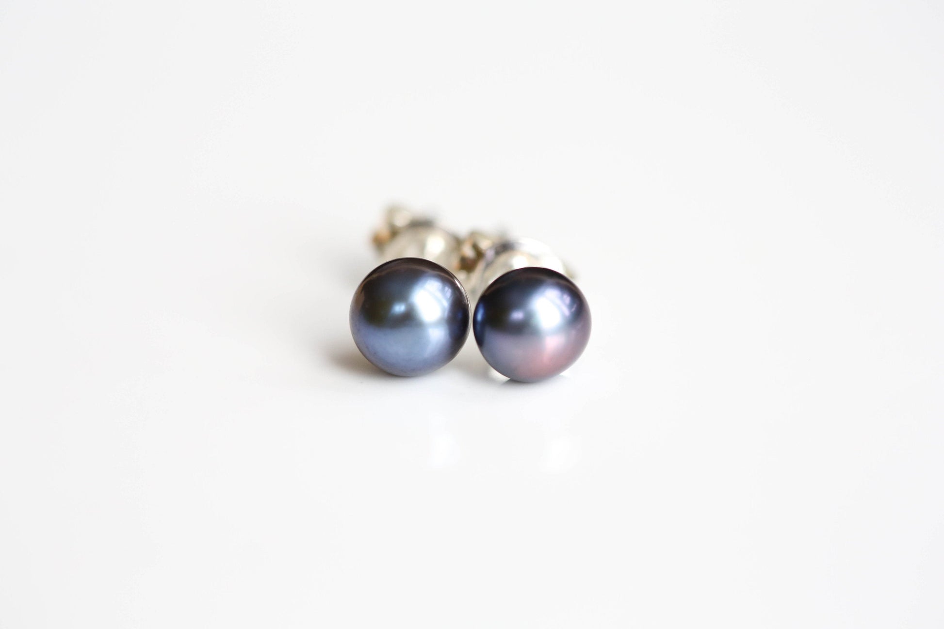 Dark grey smokey pearl earrings silver studs - Ollijewelry