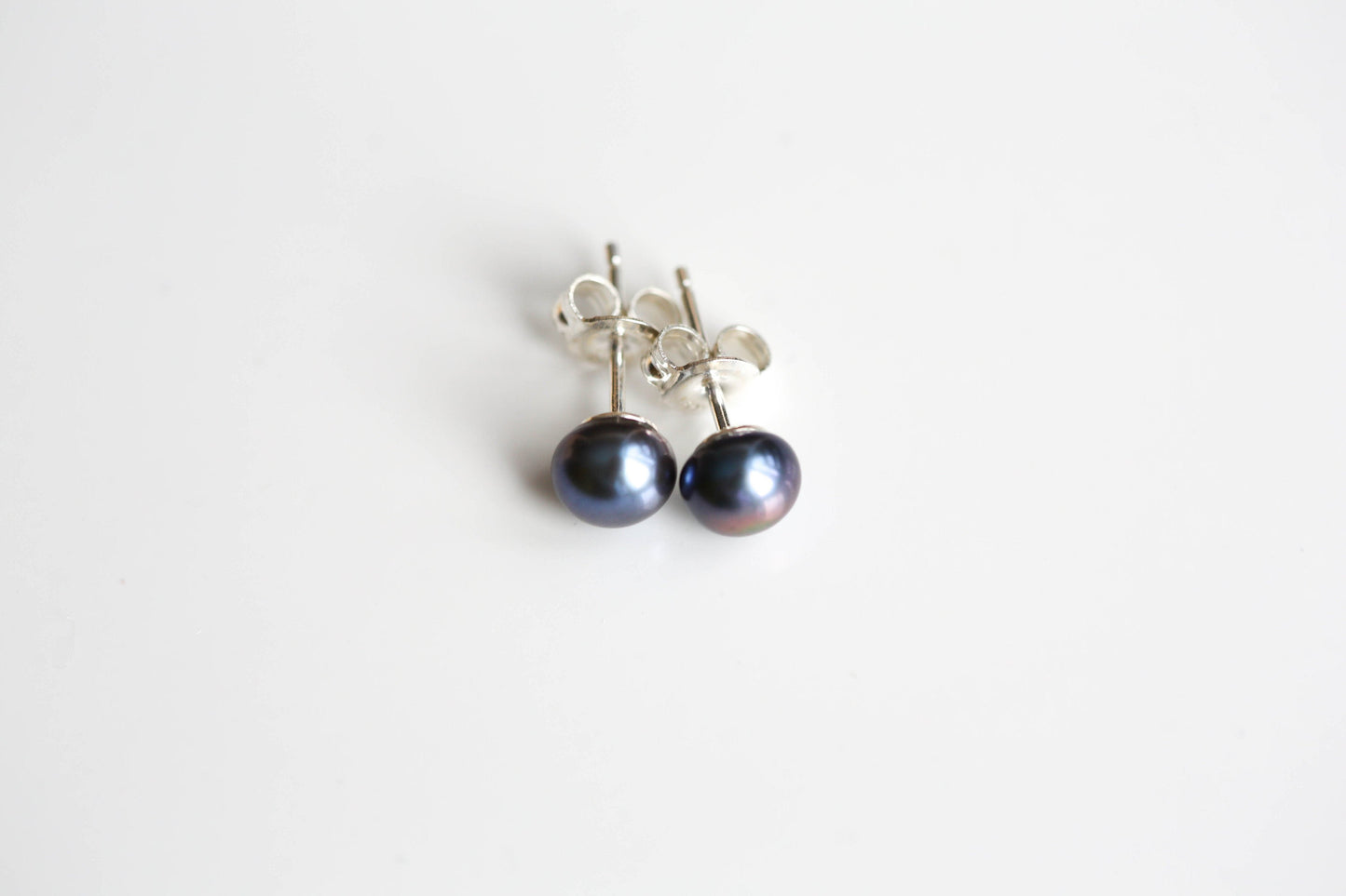 Dark grey smokey pearl earrings silver studs - Ollijewelry
