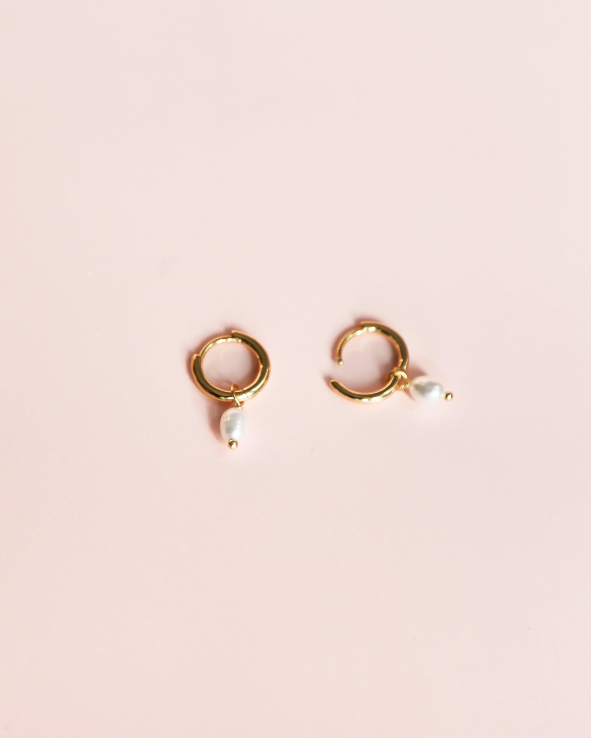 Gold hoops earrings with freshwater pearls - Ollijewelry