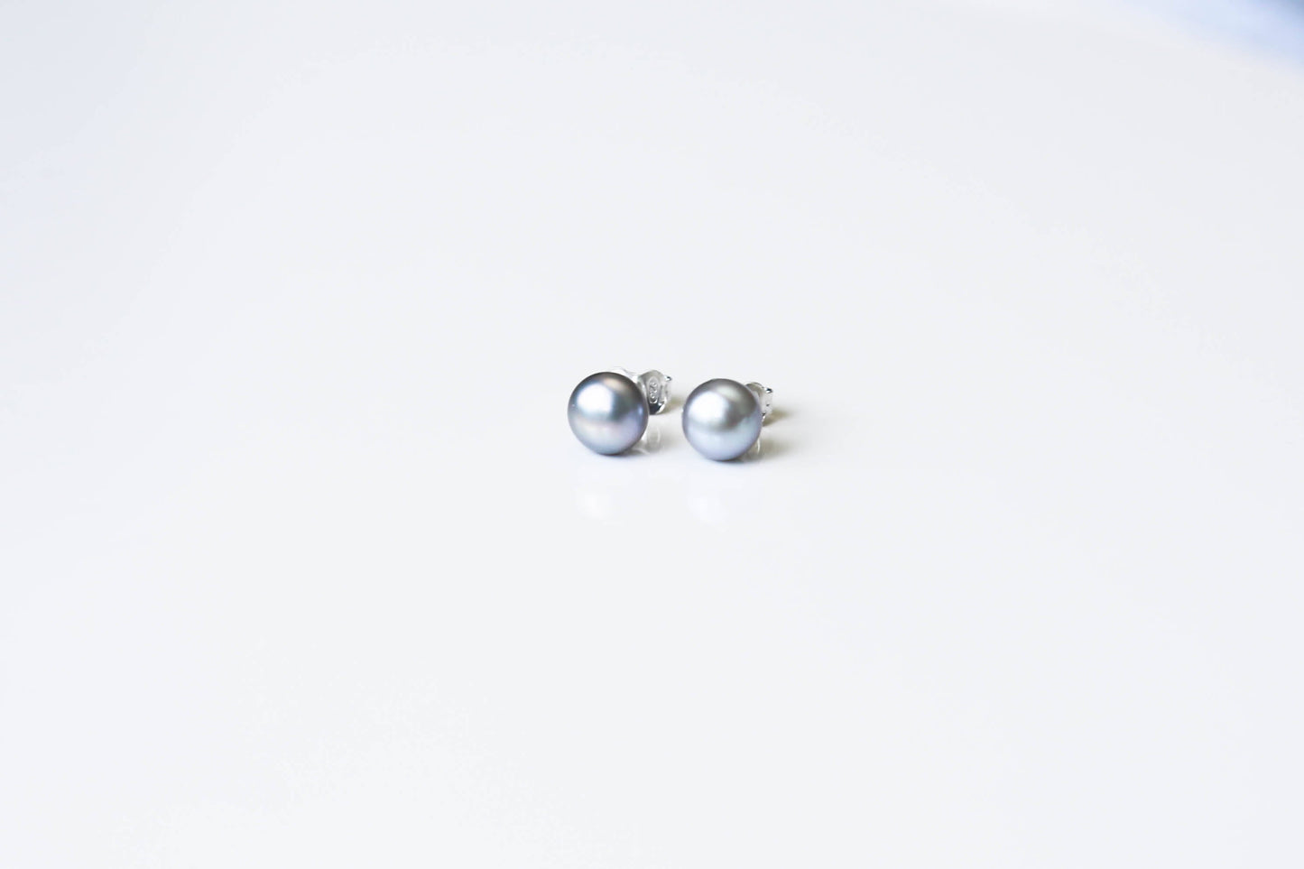 Grey pearl stud earrings - Ollijewelry