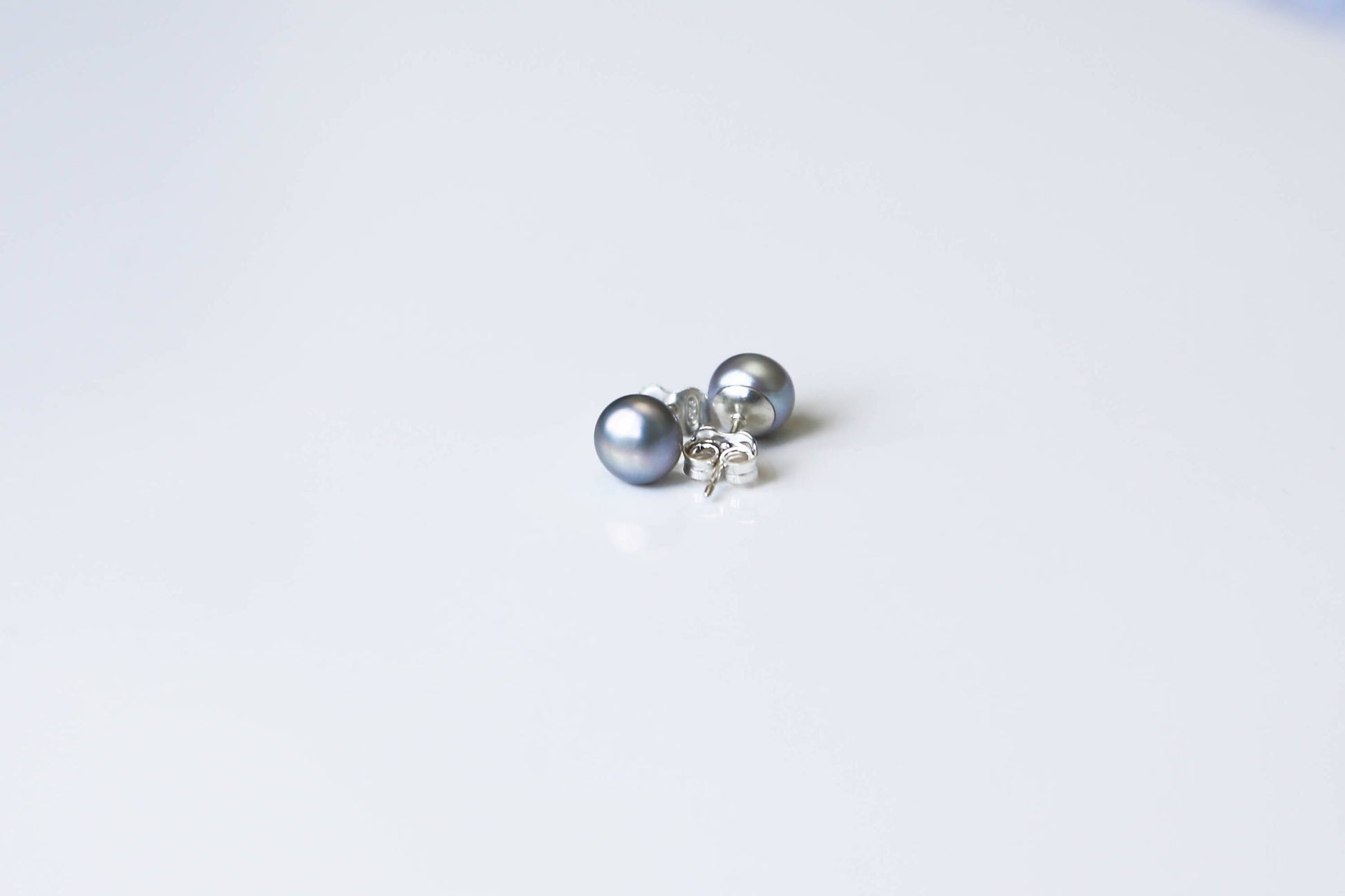 Grey pearl stud earrings - Ollijewelry