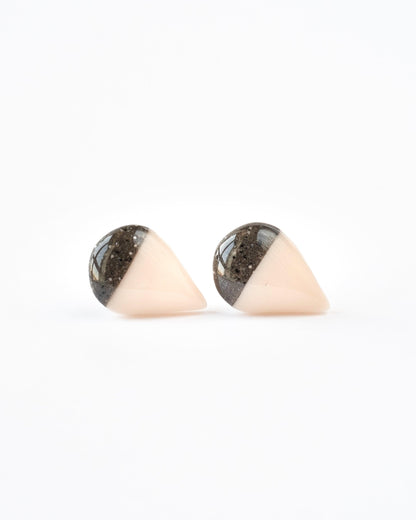 Teardrop champagne and granite stud earrings - Ollijewelry