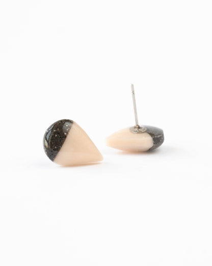 Teardrop champagne and granite stud earrings - Ollijewelry