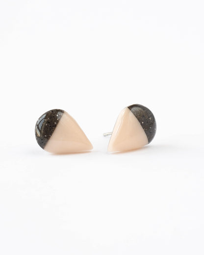 Teardrop champagne and granite stud earrings - Ollijewelry
