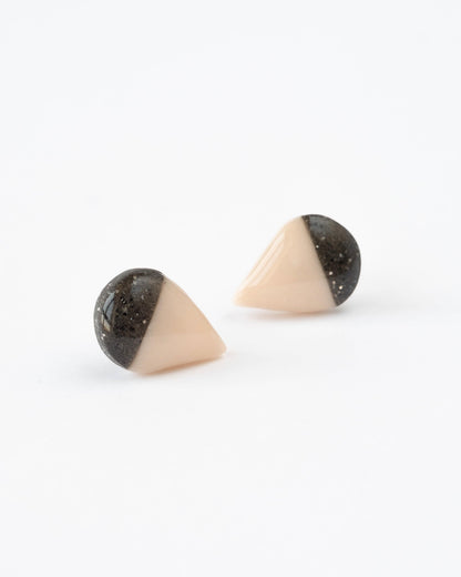 Teardrop champagne and granite stud earrings - Ollijewelry