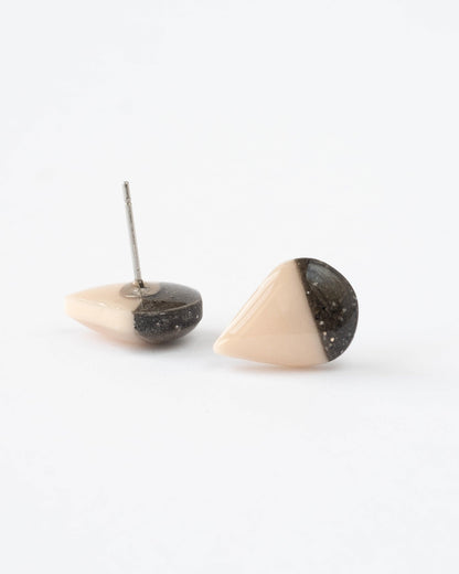 Teardrop champagne and granite stud earrings - Ollijewelry