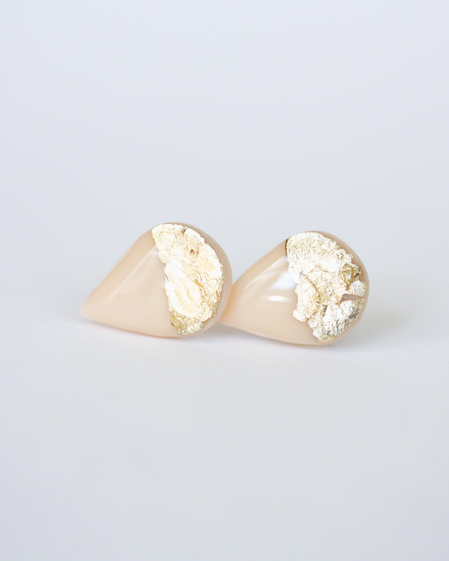 Teardrop champagne gold studs - Ollijewelry