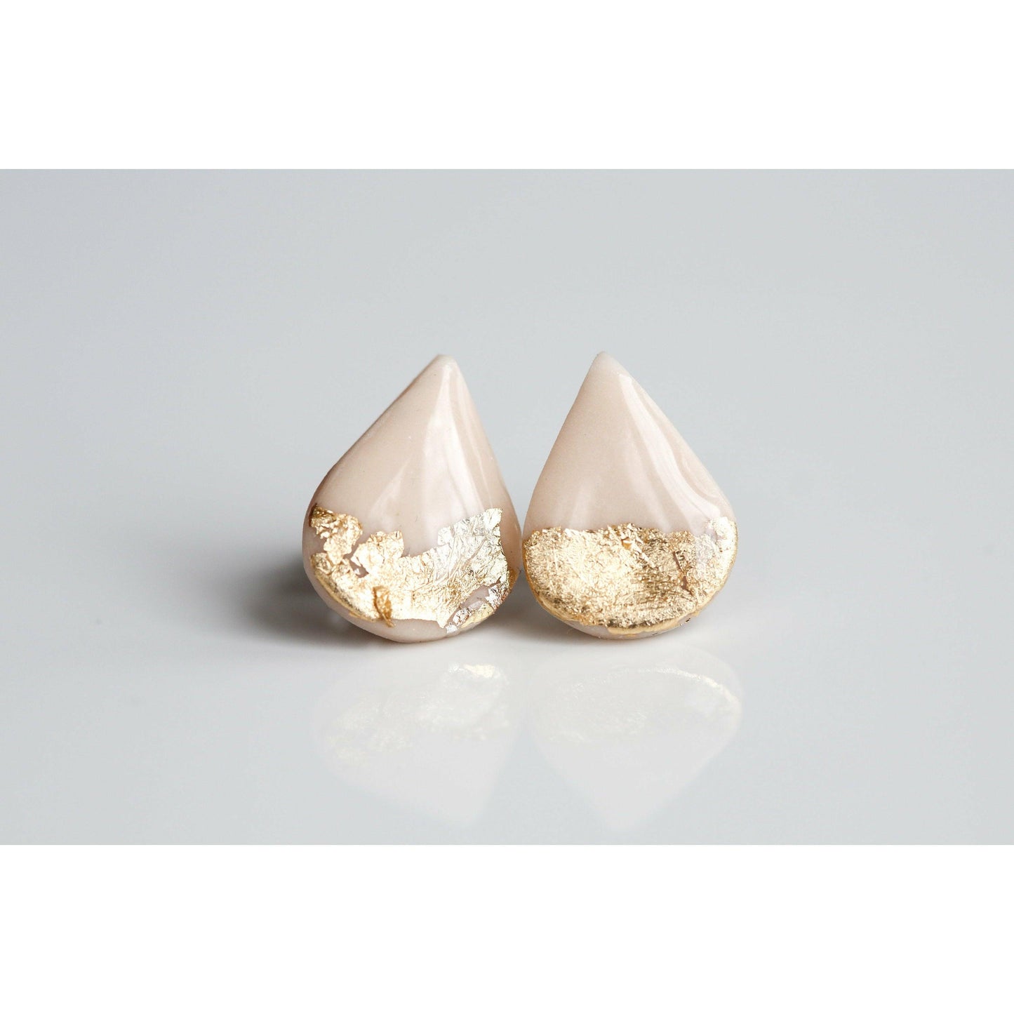 Teardrop champagne gold studs - Ollijewelry